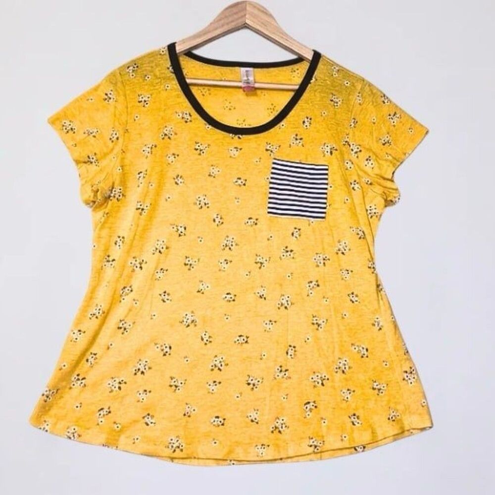 No Boundaries Junior Women Floral Scoop Neck Short Sleeve Pocket Tee 2XLarge